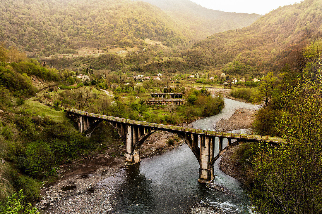 Eine verlassene Eisenbahnbrücke in Abchasien, Region Achma, Georgien, Zentralasien, Asien