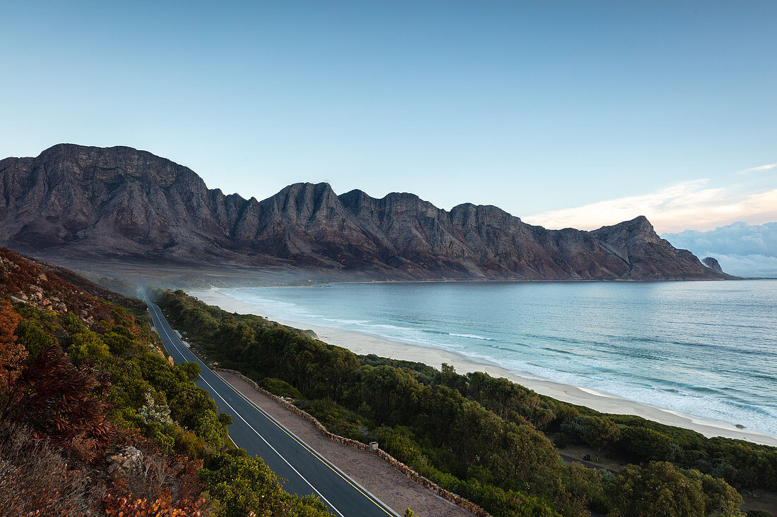 Kogel Bay während der blauen Stunde, Kapstadt, Südafrika, Afrika