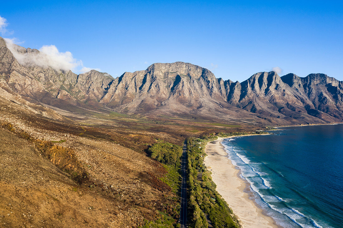 Drohnenaufnahme von Kogel Bay Beach eine Stunde von Kapstadt, Südafrika, Afrika entfernt