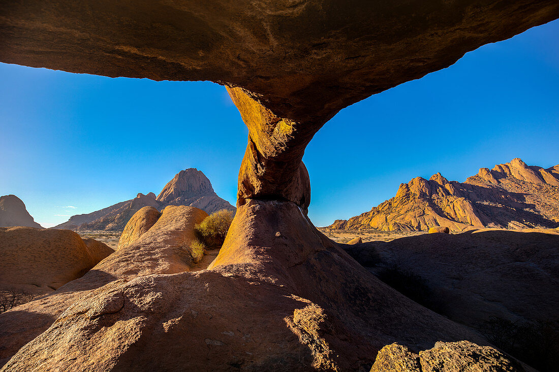 Spitzkoppe Felsbogen bei Sonnenaufgang, Namibia, Afrika