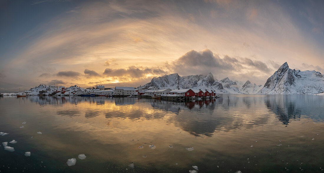 Panorama-Winterlandschaft mit schneebedeckten Bergen und schneebedecktem Dorf Hamnoy, Lofoten-Inseln, Arktis, Norwegen, Europa