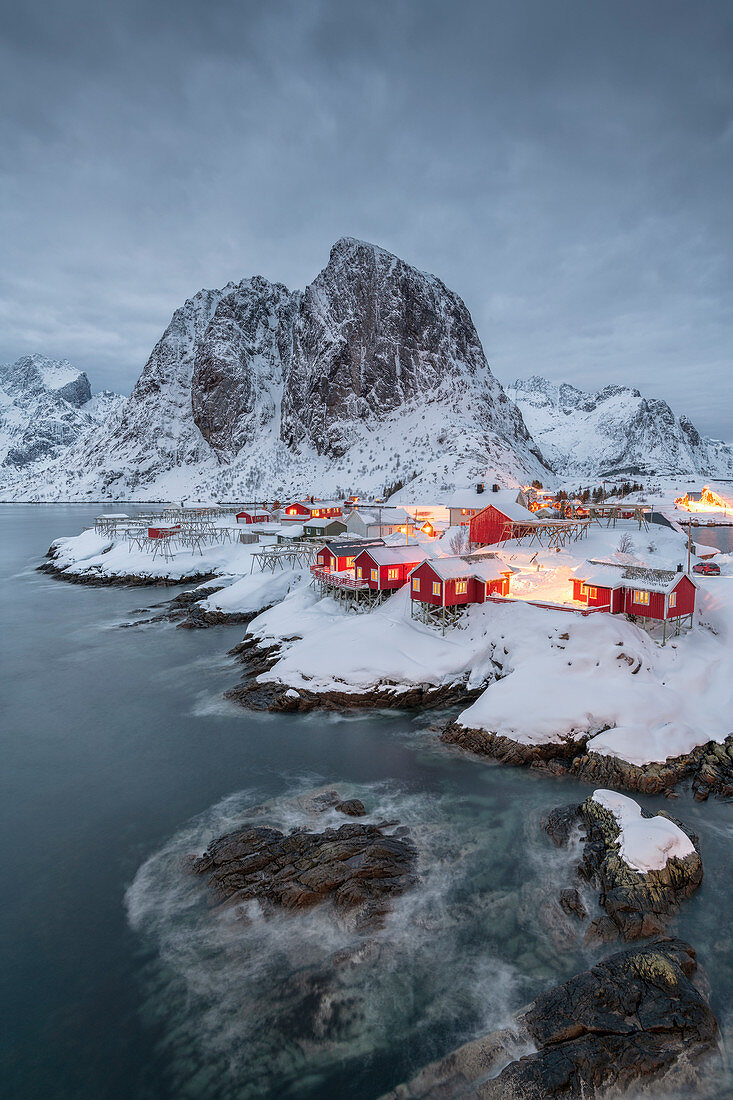 Das Dorf Hamnoy in einer Winterlandschaft, Reine, Lilandstindan, Moskenesoya, Lofoten, Nordland, Arktis, Norwegen, Europa