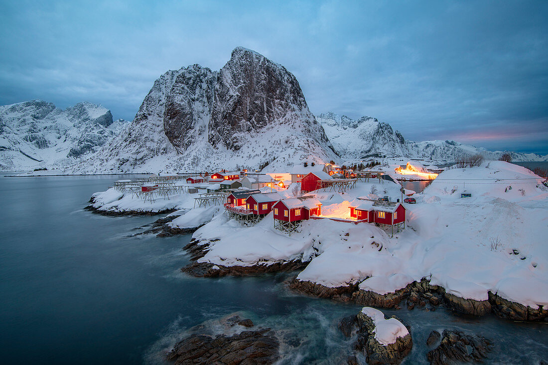 Dorf von Hamnoy in einer Winterlandschaft, Reine, Lilandstindan, Moskenesoya, Lofoten, Nordland, Arktis, Norwegen, Europa