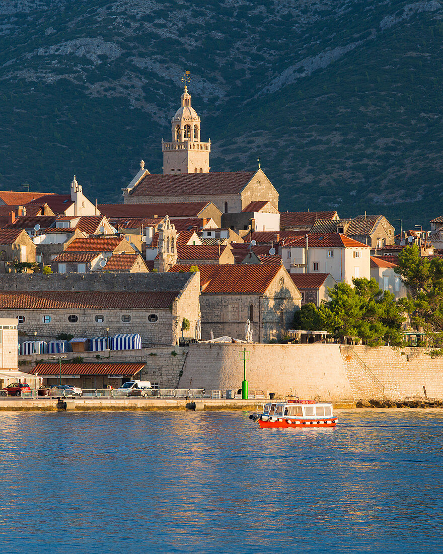 Blick auf die Altstadt bei Sonnenaufgang, Hafeneinfahrt mit der Fähre, Stadt Korcula, Korcula, Dubrovnik-Neretva, Dalmatien, Kroatien, Europa