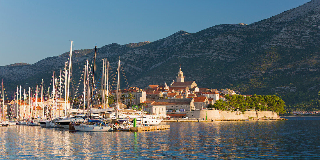 Panoramablick über Yachthafen zur Altstadt bei Sonnenaufgang, Korcula-Stadt, Korcula, Dubrovnik-Neretva, Dalmatien, Kroatien, Europa