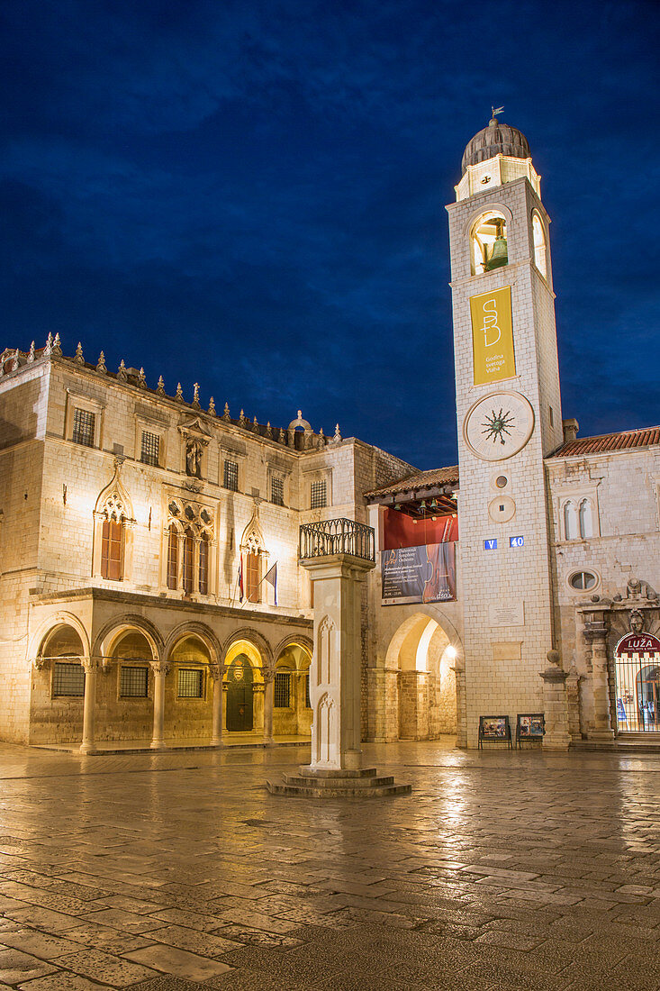 Blick über den mit Marmor gepflasterten Luza-Platz auf den Sponza-Palast und den Glockenturm, Abenddämmerung, Dubrovnik, Dubrovnik-Neretva, Dalmatien, Kroatien, Europa