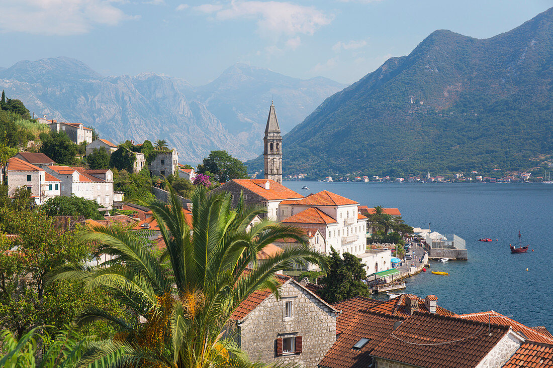 Blick über Dächer auf die Bucht von Kotor, Glockenturm der Nikolaikirche (Sveti Nikola), Perast, Kotor, UNESCO-Weltkulturerbe, Montenegro, Europa
