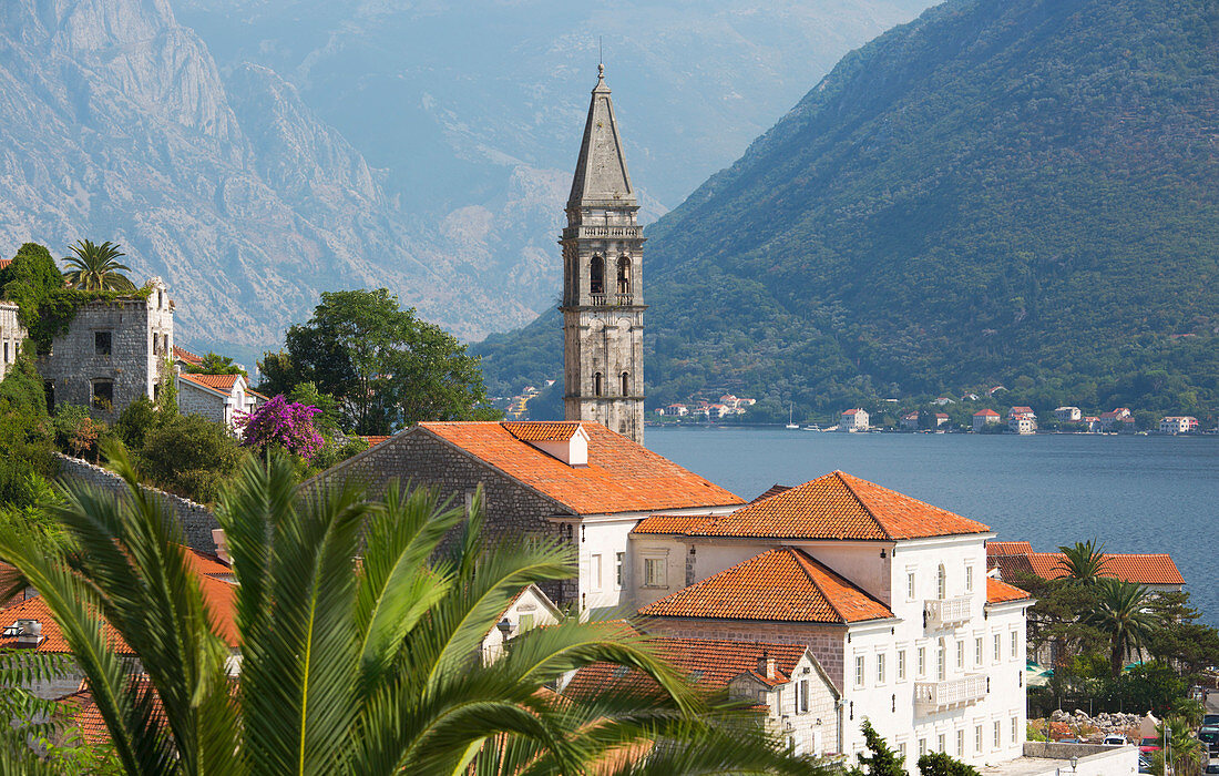 Blick über Dächer auf die Bucht von Kotor, Glockenturm der St.-Nikolaus-Kirche (Sveti Nikola), Perast, Kotor, UNESCO-Weltkulturerbe, Montenegro, Europa