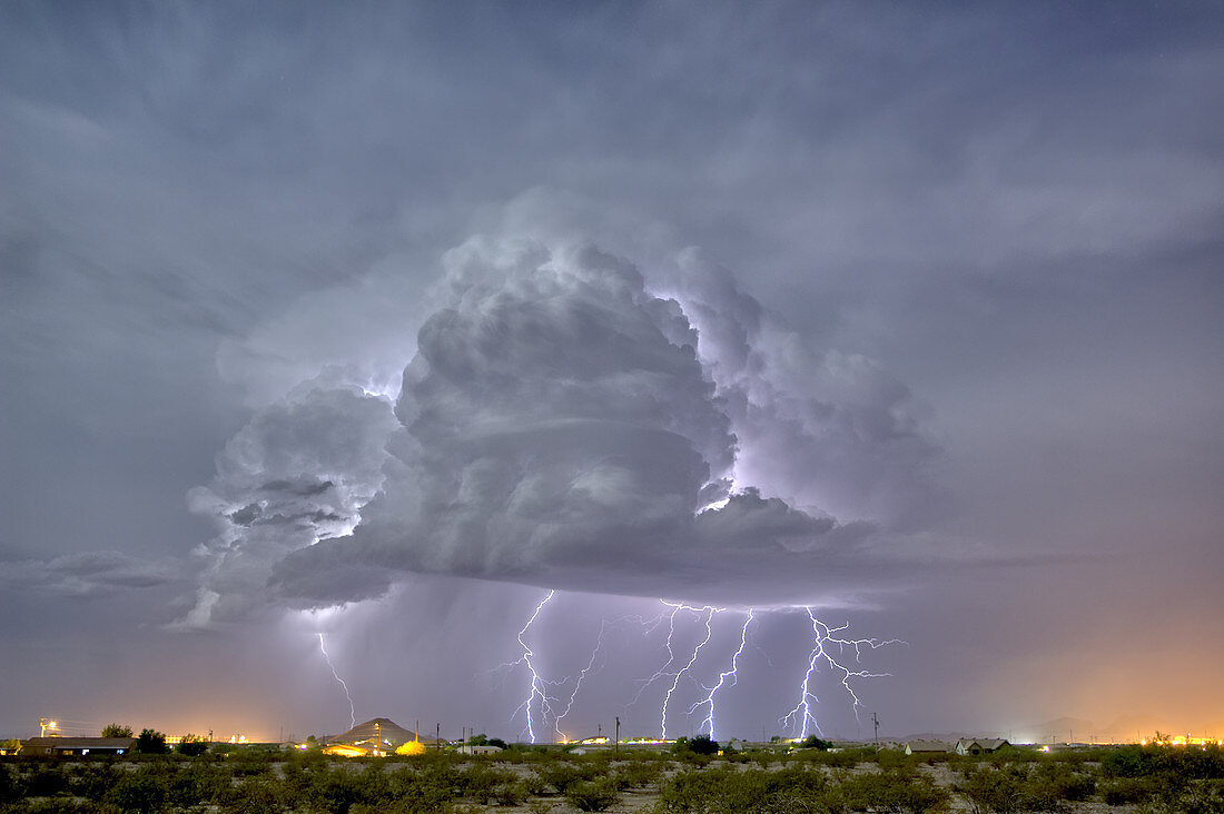 Eine isolierte Sturmzelle, beleuchtet durch Mondlicht während der Monsunzeit 2015, Arizona, Vereinigte Staaten von Amerika, Nordamerika