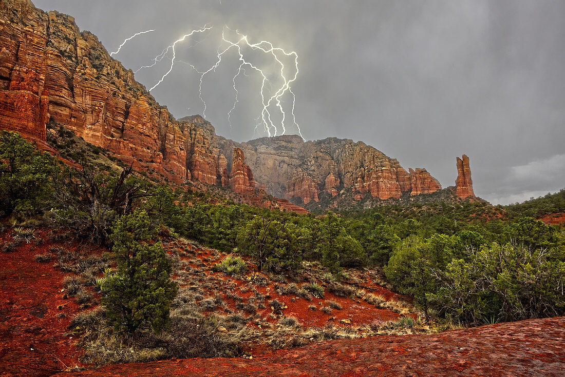 Ein Blitzsturm zieht über den Lee Mountain nordöstlich der Kaninchenohren-Formation in Sedona, Arizona, Vereinigte Staaten von Amerika, Nordamerika, auf