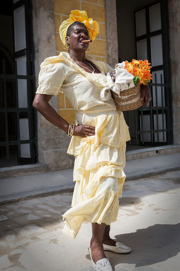 Kubanische Frau mit Zigarre in Havanna, Kuba\n