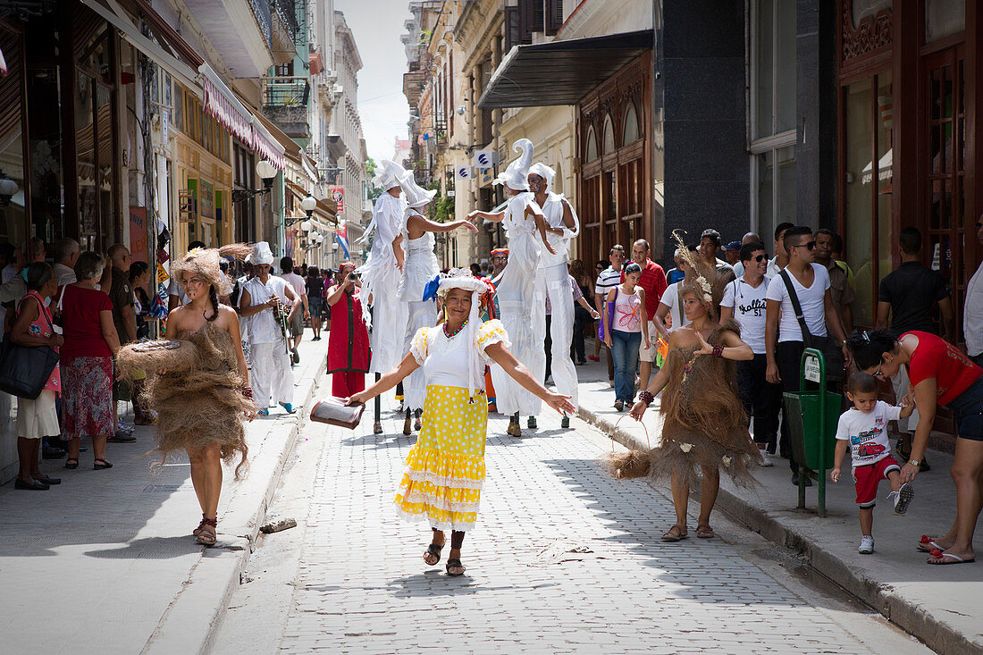 Kubanischer Straßenumzug mit Musikgruppen und Tänzern in Havanna, Kuba\n