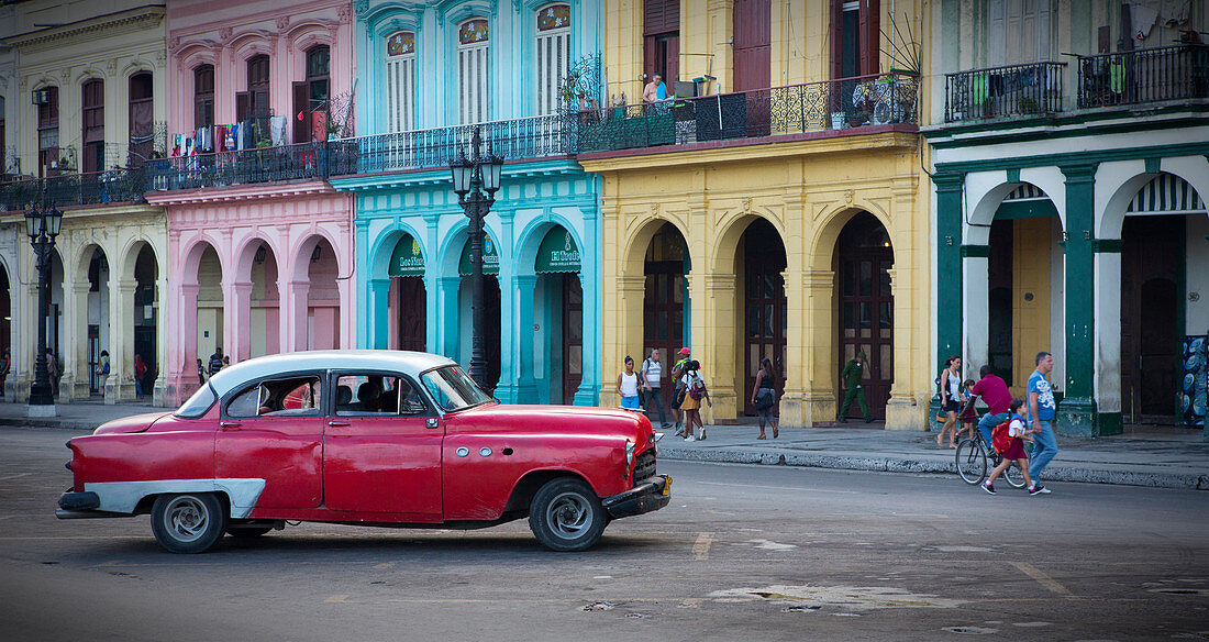 Bunte Häuser mit Oldtimer in Havanna, Kuba\n