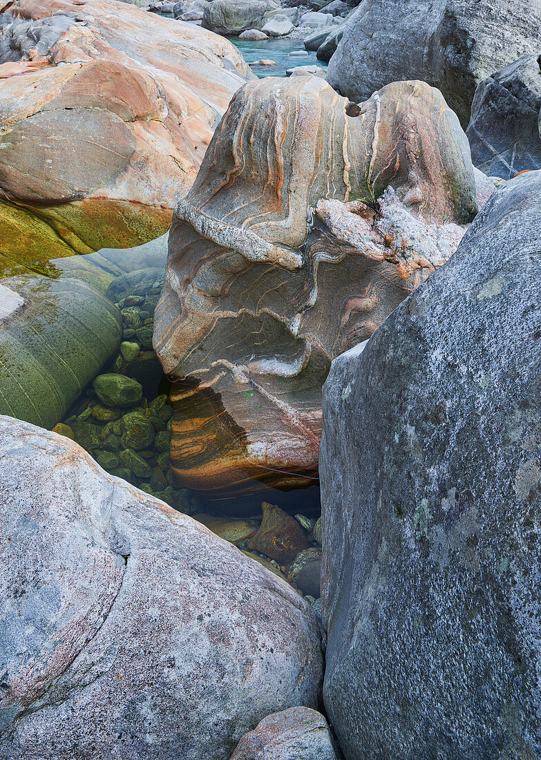 Felsen im Verzascatal, Tessin, Schweiz