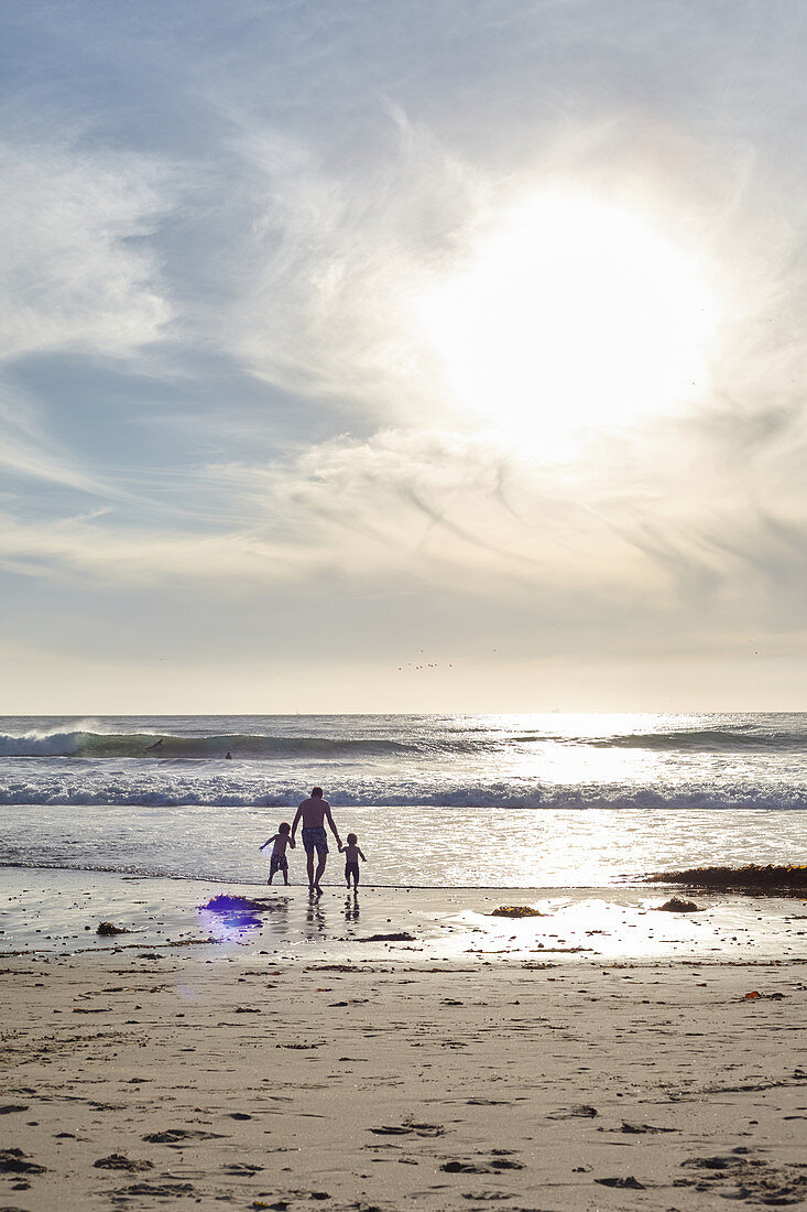 Vater mit kleinen Kindern am Strand von Santa Barbara, Kalifornien, USA