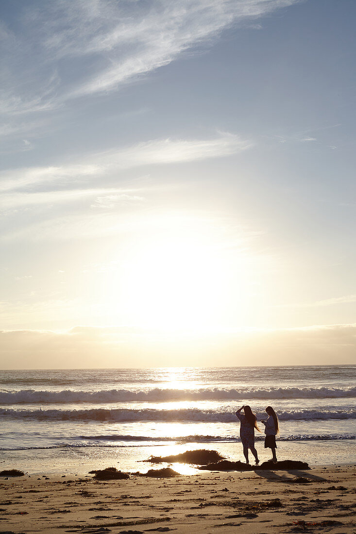 Zwei Mädchen im Sonnenuntergang am Strand von Santa Barbara. Kalifornien, USA.