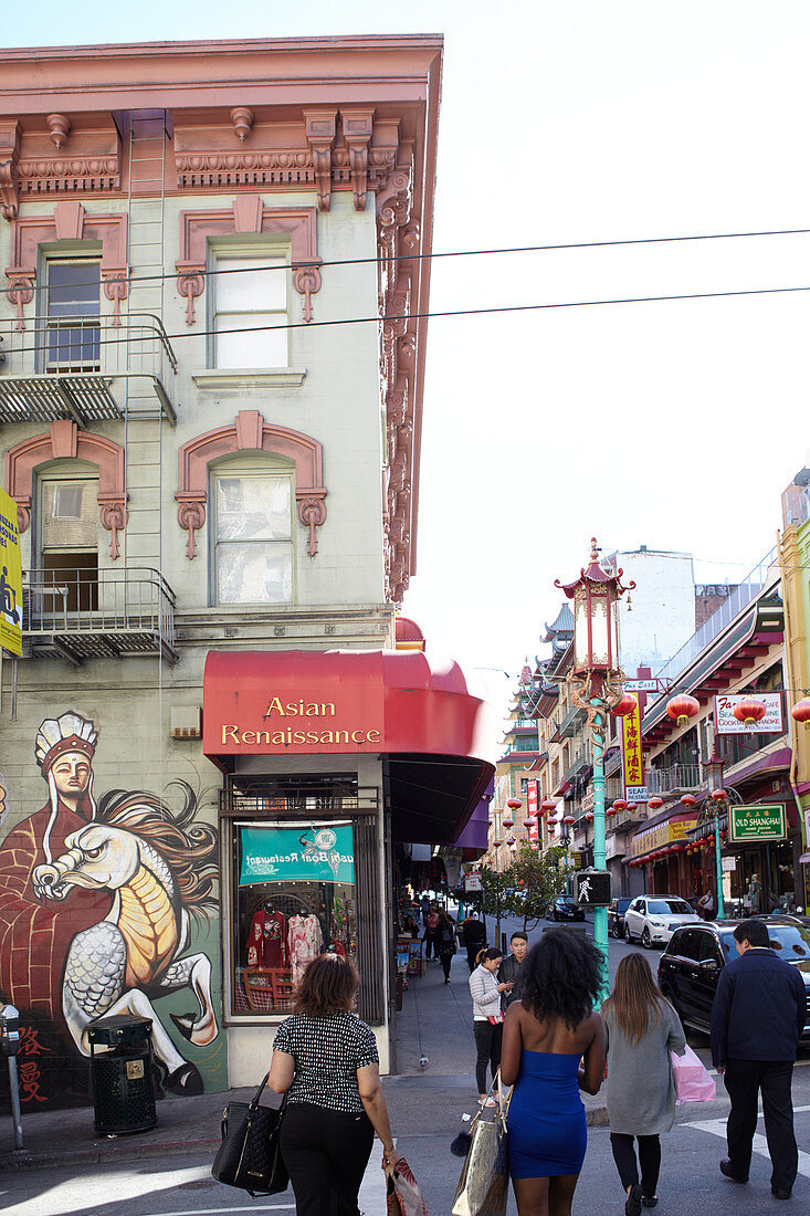 Passanten überqueren eine Straße in Chinatown, San Francisco, Kalifornien, USA