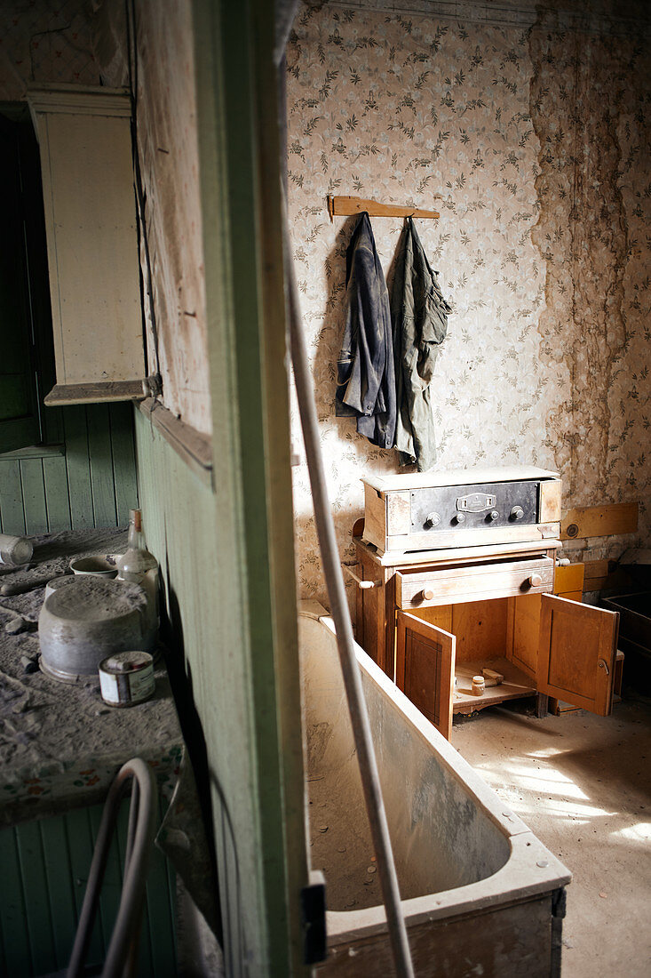 Innenansicht eines Hauses in der Geisterstadt Bodie in der Eastern Sierra, Kalifornien, USA