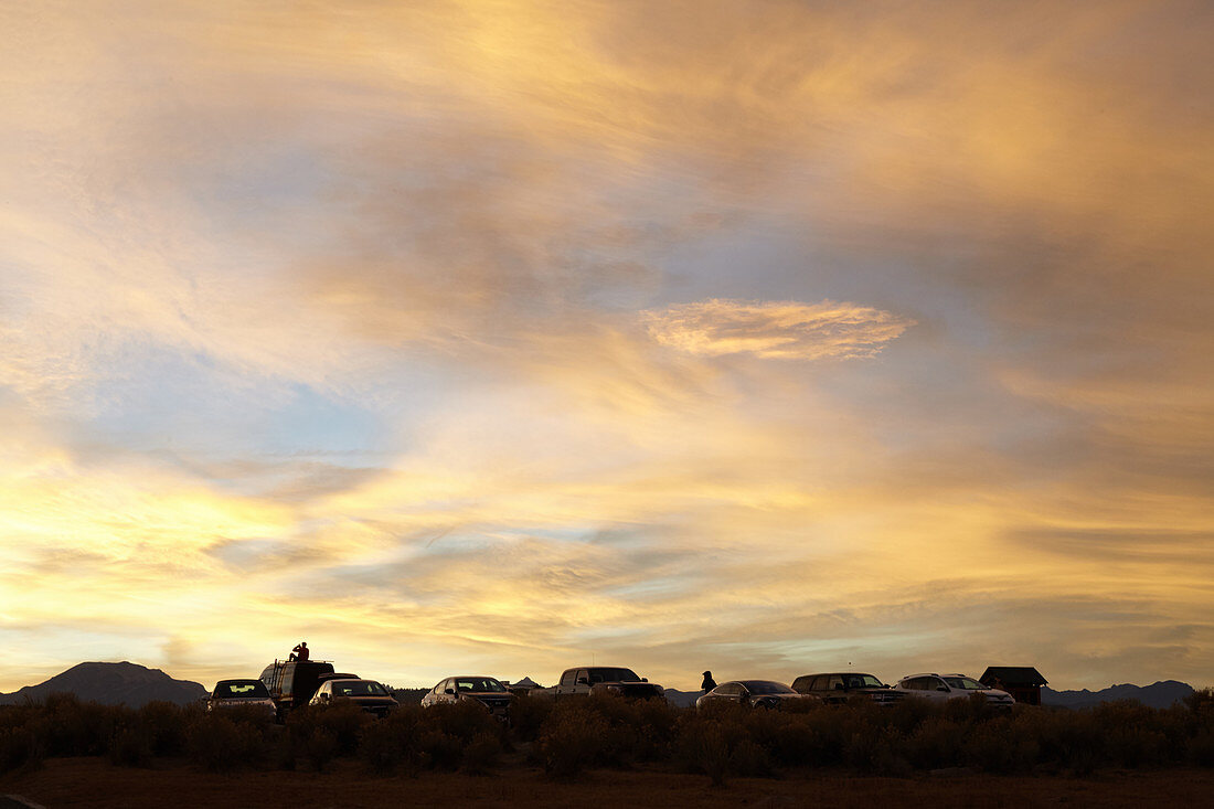 Parkende Autos vor Sonnenuntergang in der Eastern Sierra, Kalifornien, USA