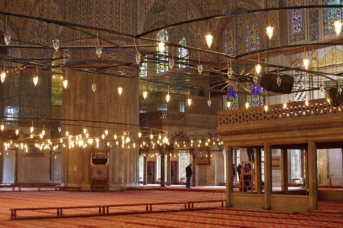 Innenansicht der fast menschenleeren blauen Moschee in Istanbul, Türkei