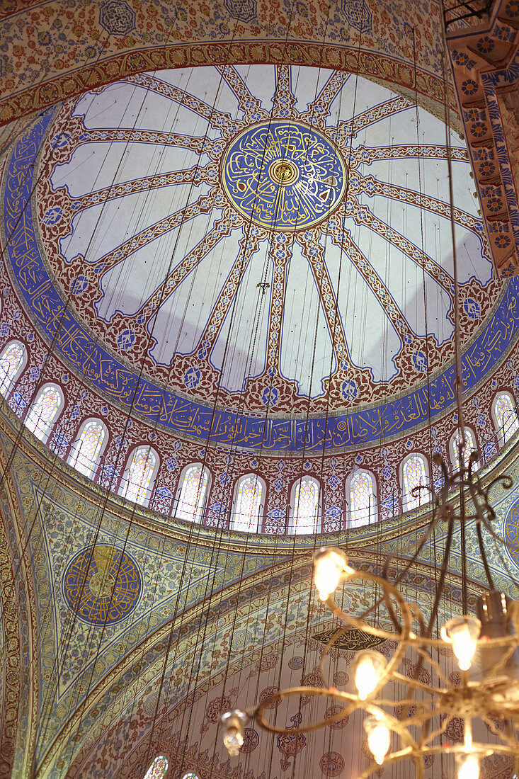 Decke mit Kronleuchter im Vordergrund in der blauen Moschee in Istanbul, Türkei
