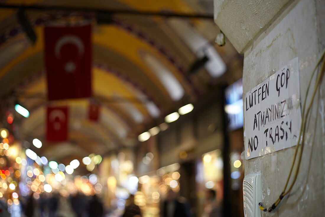 Handgeschriebenes Hinweisschild auf dem großen Basar, capali carsi, in Istanbul, Türkei