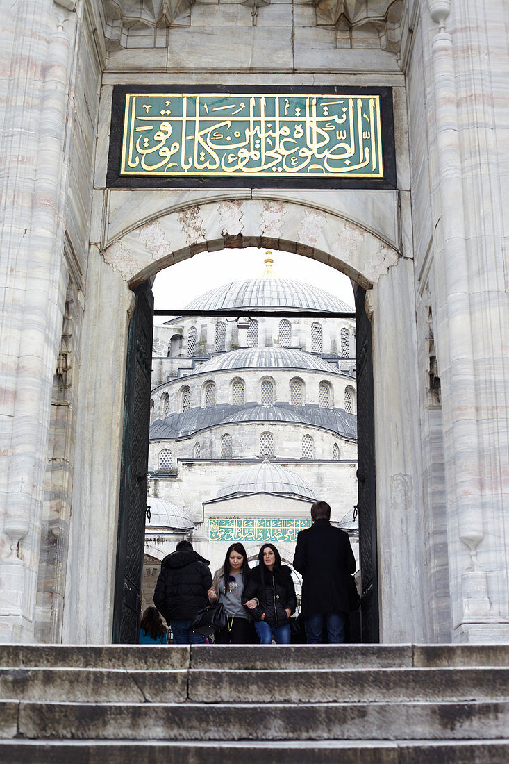 Treppe und ein Eingangstor der blauen Moschee in Istanbul, Türkei