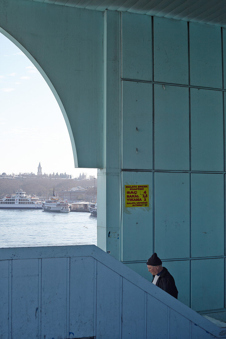 Passant auf einer Treppe der Galata Brücke in Istanbul, Türkei