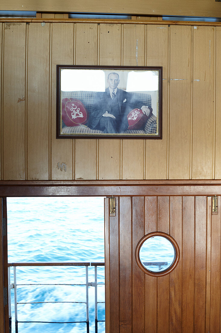 Atatürk Portrait im Innenraum einer Bosporus Fähre vom europäischen Teil zum asiatischen Teil der Stadt Istanbul, Türkei