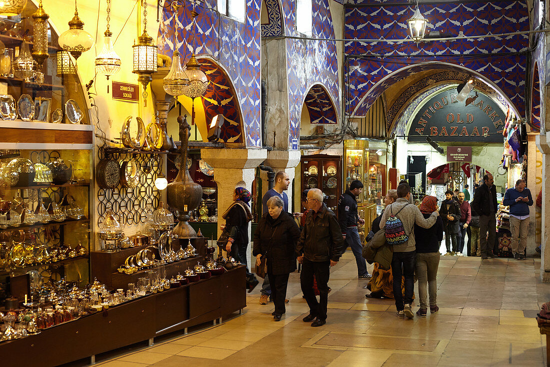 Verkaufsstraße mit Geschäften im großen Basar, capali carsi, in Istanbul, Türkei