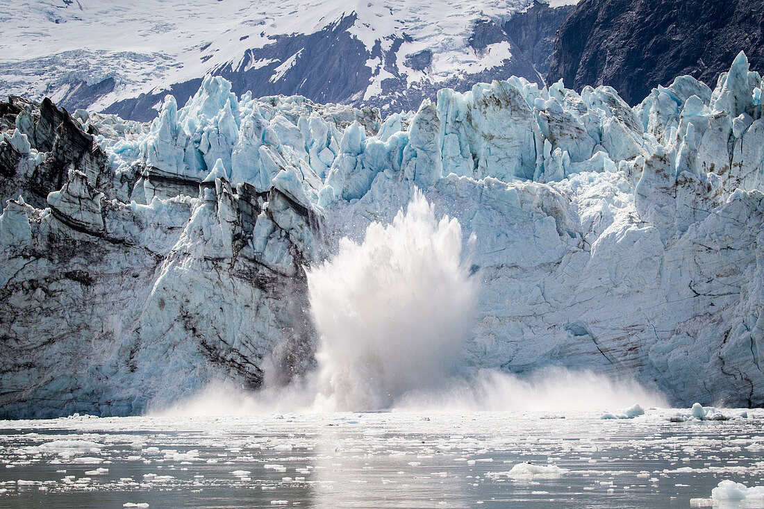 Stück Eis, Gletscher kalbt, Johns Hopkins-Gletscher, Glacier Bay National Park, Alaska, USA