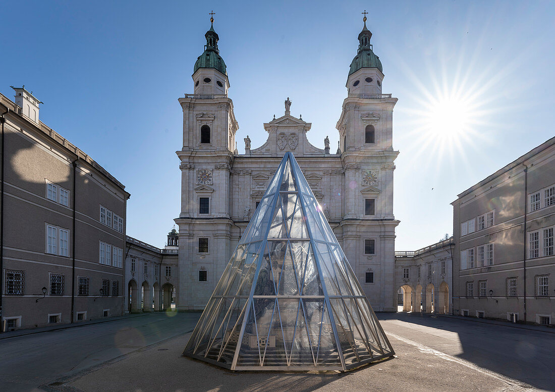 Salzburger Dom am leeren Domplatz, Salzburg, Österreich