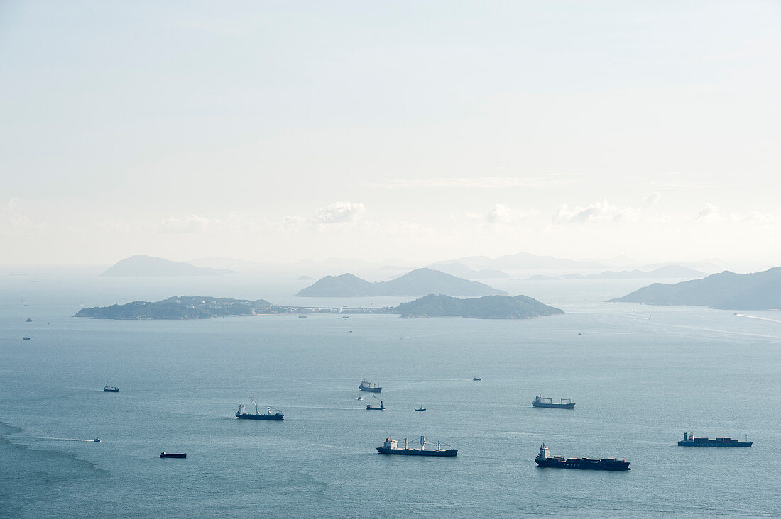 Blick vom Peak auf Schiffe und Inseln, Hongkong, China