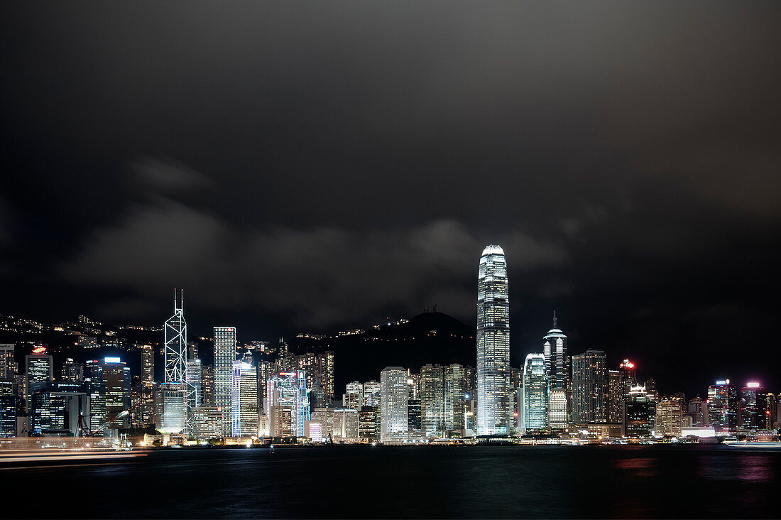 Blick über Victoria Harbour auf nächtliche Skyline von Central, Hongkong, China