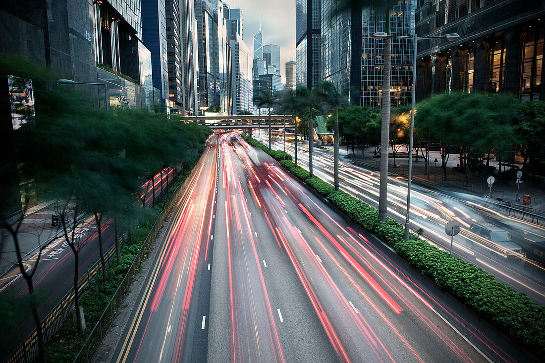 Lichtspuren von Autos in Central, Hongkong, China