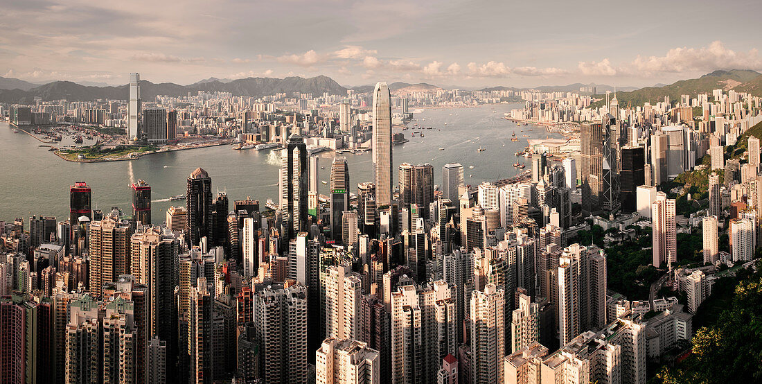Blick vom Peak auf Skyline von Hongkong und Victoria Harbour, China