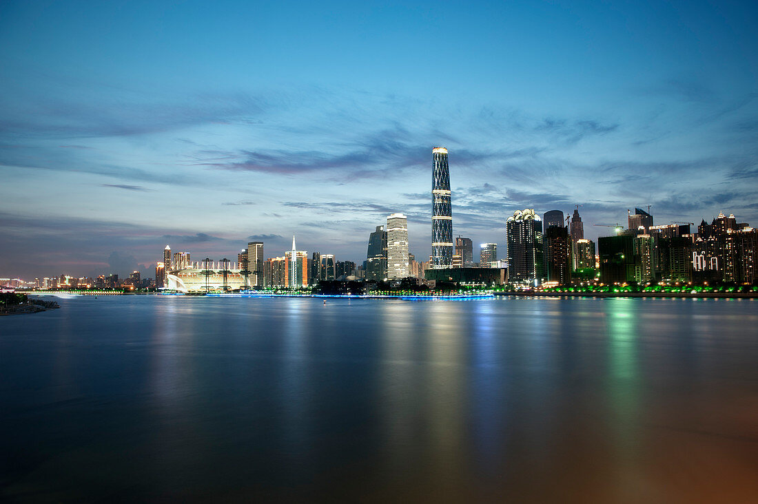 Blick über Zhujiang Fluss auf Guangzhou während Blauer Stunde, Finanz Distrikt IFC, Guangdong Provinz, China