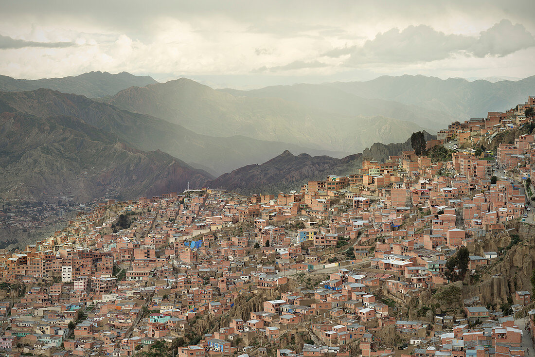 Blick von El Alto auf großflächige urbane Ausdehnung von La Paz, Anden, Bolivien, Südamerika