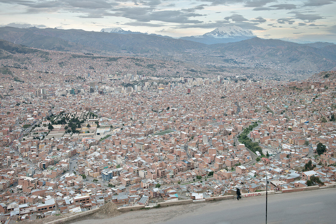 Blick von El Alto auf großflächige urbane Ausdehnung von La Paz, Bolivien