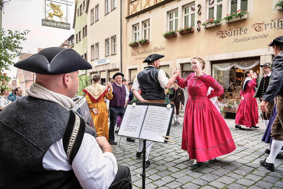 Schäfertanz in historischer Kleidung im historischen Stadtkern, Rothenburg ob der Tauber, Franken, Bayern, Deutschland