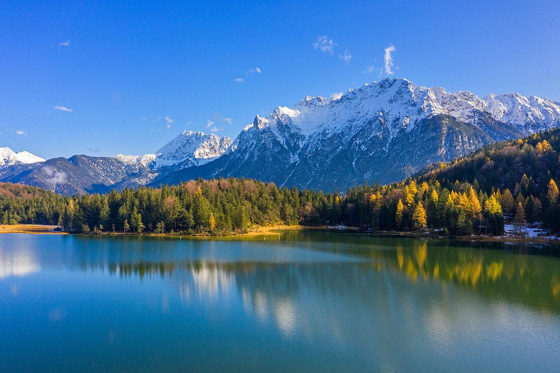 Luftansicht des Lautersees mit Karwendelgebirge, Mittenwald, Wettersteingebirge, Werdenfelser Land, Bayern, Deutschland