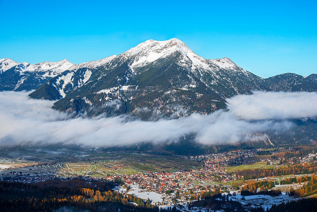 Blick von der Ehrwalder Alm auf Ehrwald und Daniel, Tirol, Österreich