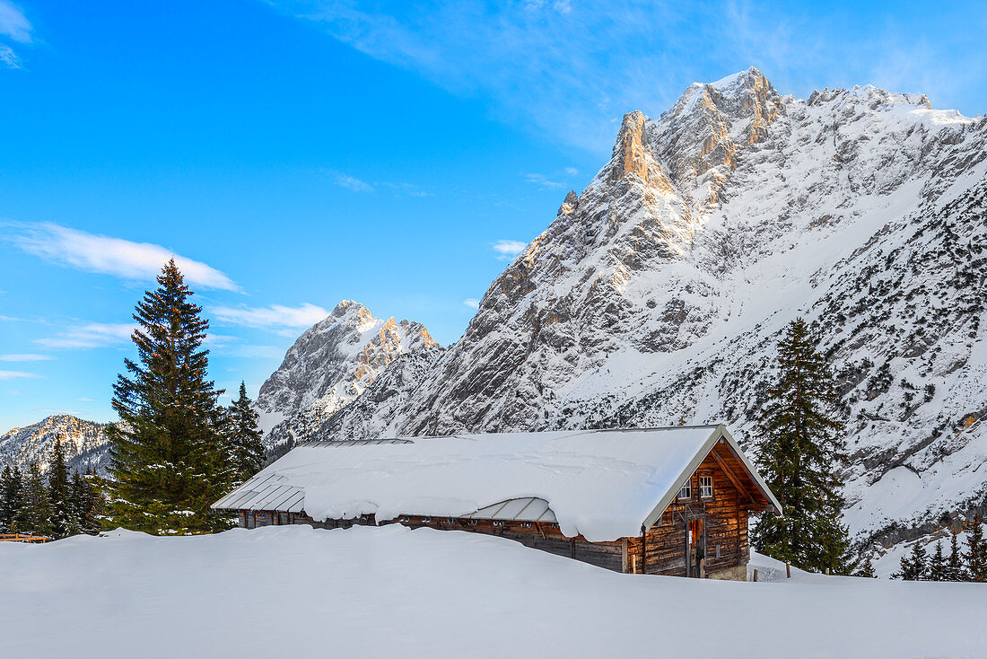 Winter im Raintal mit Blick von der Otto-Mayr-Hütte zur Kellesspitze, Tannheimer Berge, Allgäu, Tirol, Österreich