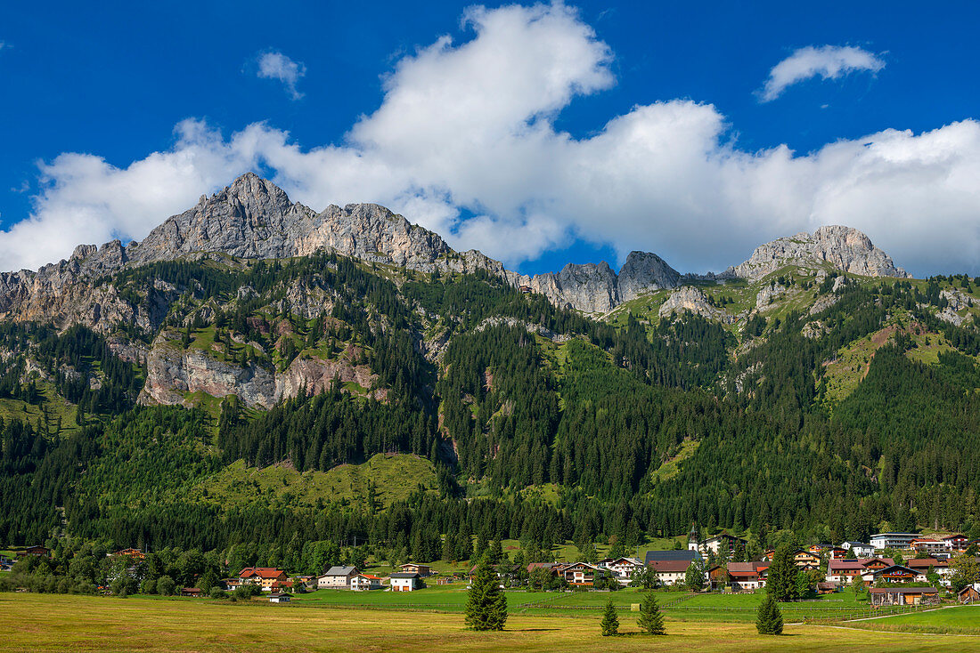 Nesselwängle mit Rote Flüh und Kellesspitze, Tannheimer Berge, Allgäu, Tirol, Österreich