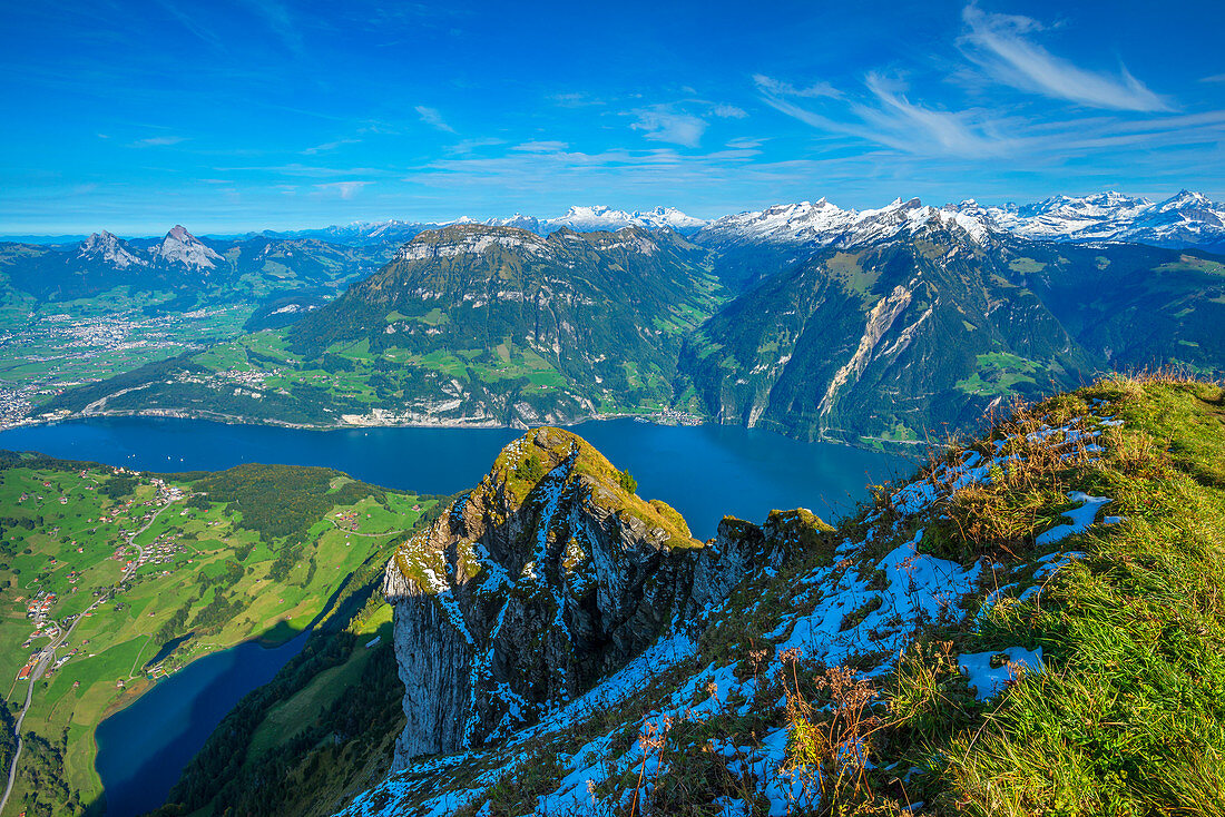 Blick vom Niederbauen-Chulm auf Mythen, Schwyz, Brunnen und Vierwaldstätter See, Kanton Uri, Schweiz