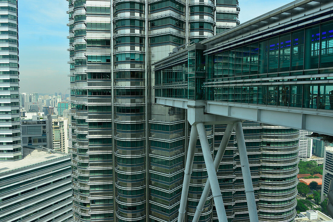 Die Petronas Towers in Kuala Lumpur, Malaysia, aufgenommen von der Brücke