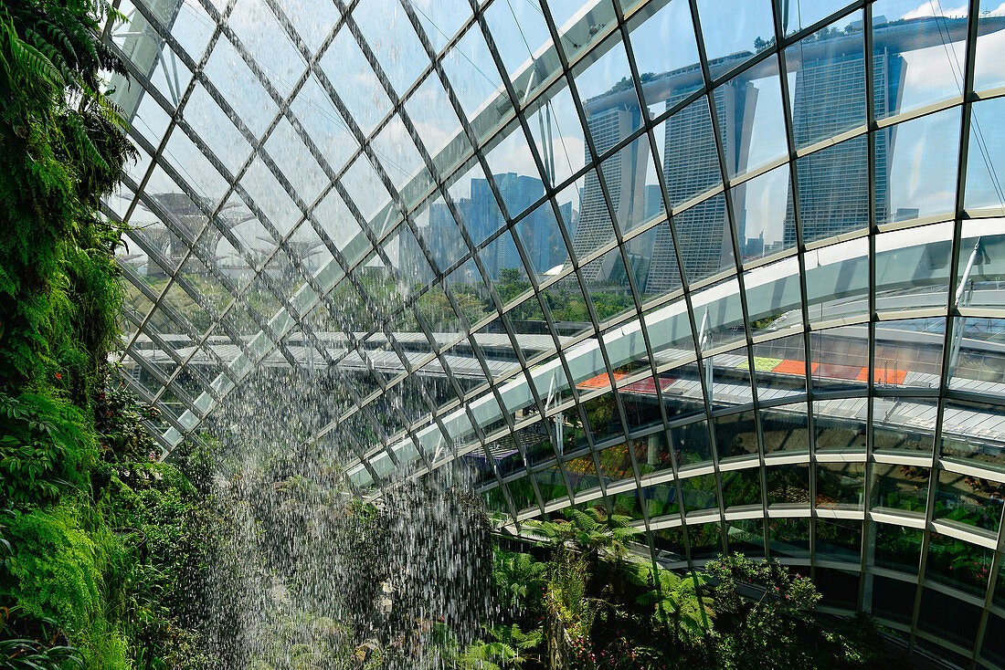 Wasserfall in der Halle der Gardens by the Bay, mit Blick auf das Hotel Marina Bay Sandy, Singapore