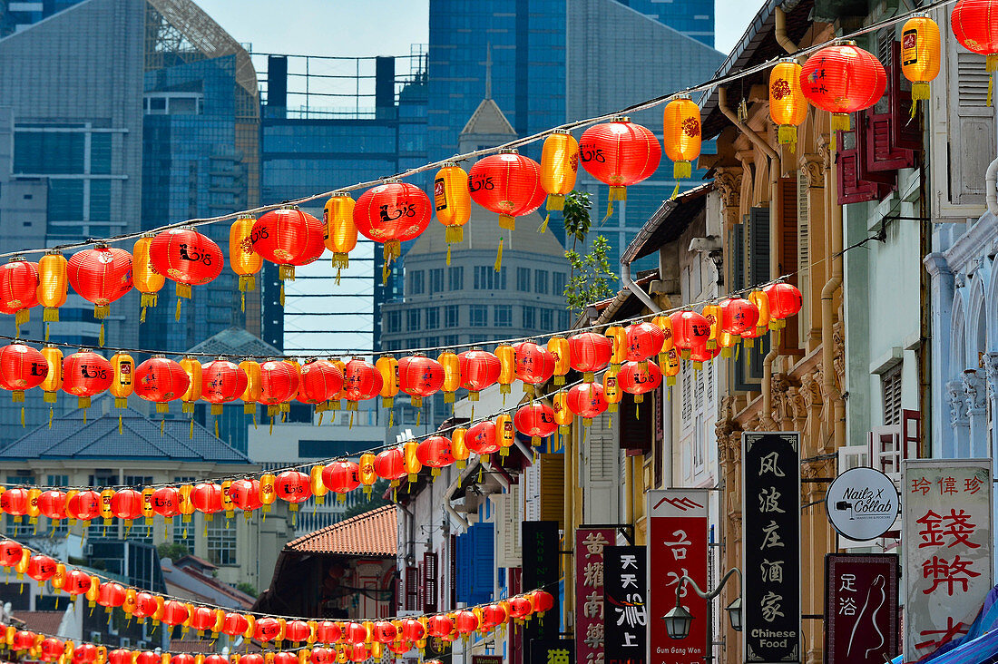 Bunte Dekoration mit Lichterketten und Lampions zum chinesischen Neujahrsfest, Chinatown, Singapore