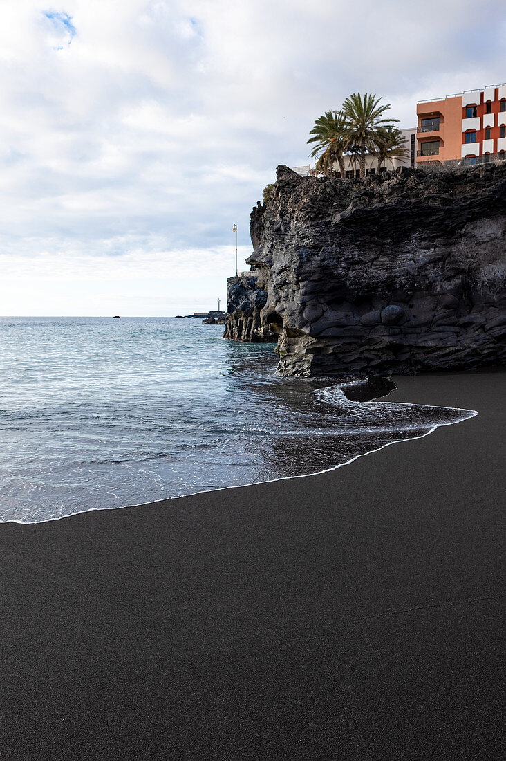 Blick auf den Strand und die Klippen in Puerto Naos, La Palma, Kanarische Inseln, Spanien, Europa