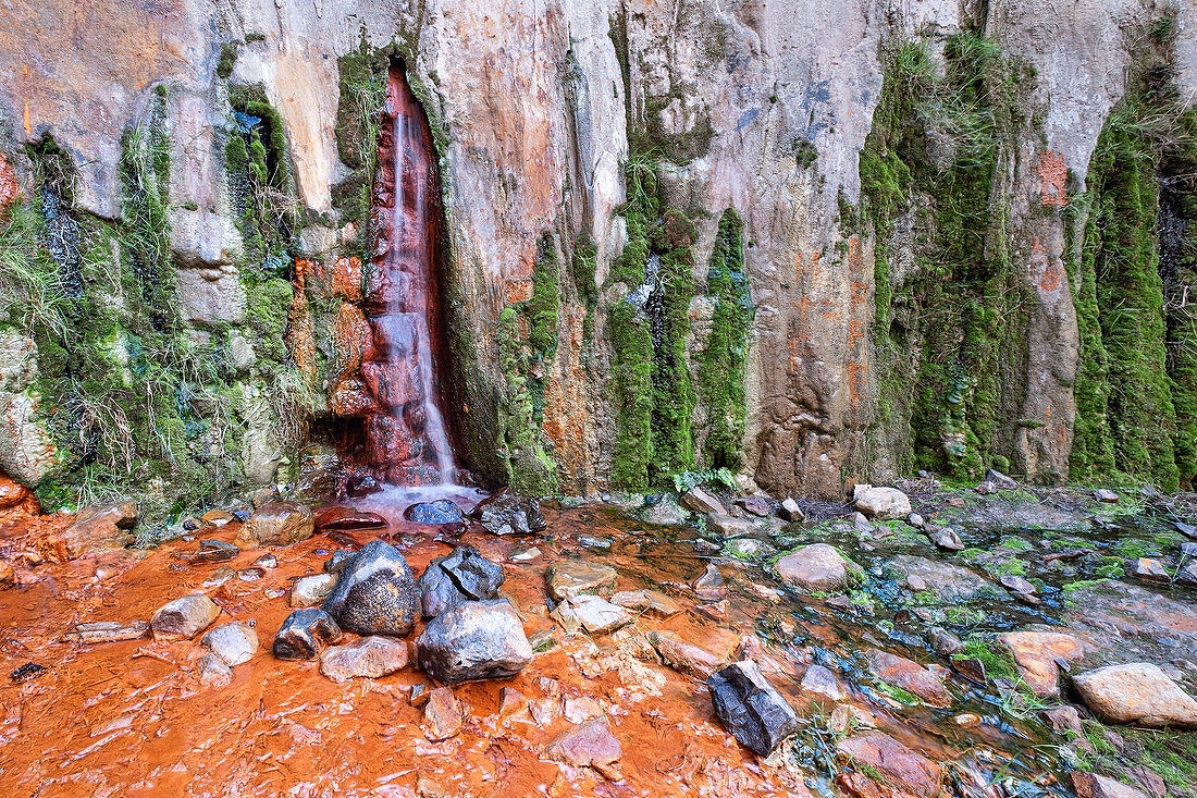 Wasserfall genannt Cascada de Colores in der Caldera de Taburiente, La Palma, Kanarische Inseln, Spanien, Europa